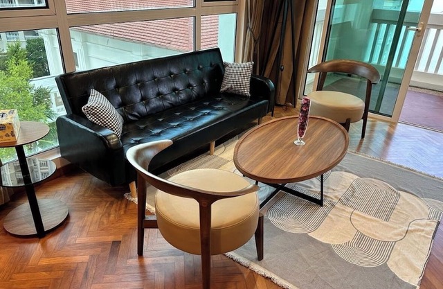 Sea view unit in Yacht Marina mall/waking distance to eateries grocery cafepub