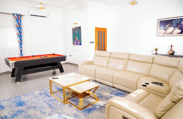 Charming 2-bedroom apartment with WiFi, AC in fabulous Douala