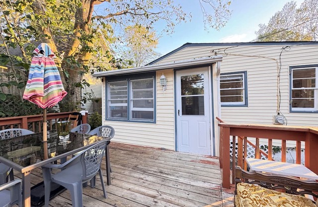 Charming 3-bedroom beachfront cottage with WiFi, AC in welcoming Calverton