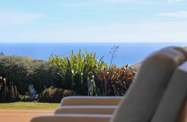 Raglan Retreat New Zealand w/Barrel Spa, Ocean View & Sunset