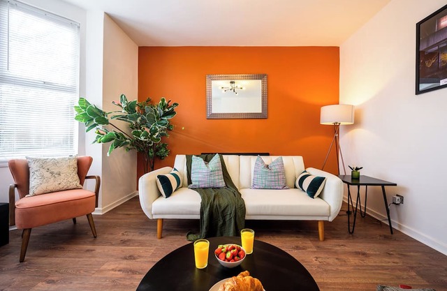 Stylish 4-Bed Home – Great for Business & Family Trips with Parking