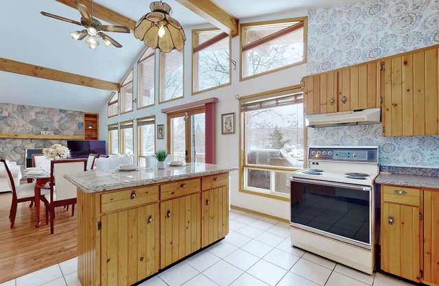 Charming lakefront cottage on Little Doe Lake in Muskoka