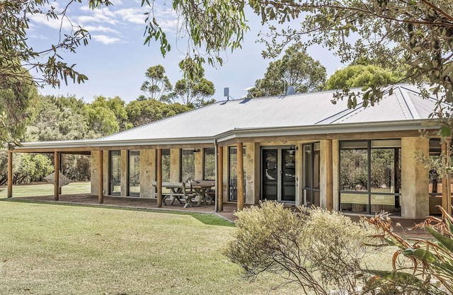 FABULOUS RURAL ESCAPE SET ON A PEACEFUL LANDSCAPE OF NATURAL BUSHLAND
