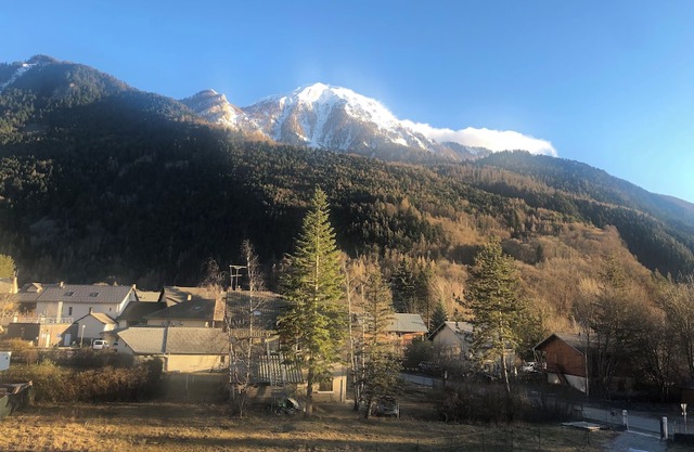 Studio Le Refuge sleeps 4 with sleeping area, mountain view, all comforts