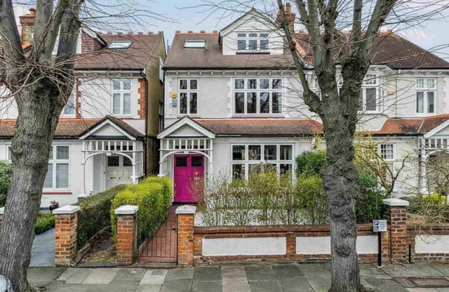 Beautiful 4 Bedroom House in Barnes