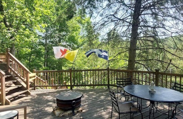 Serenity - Tree house on the lake