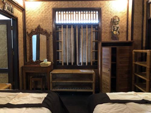 1BD guest house in family compound1, 15 minute walk to yoga barn