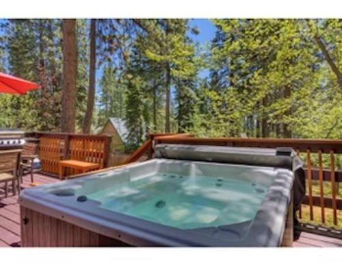Cozy Pet-Friendly Cabin with Hot-Tub Walk to Lake Tahoe Beach