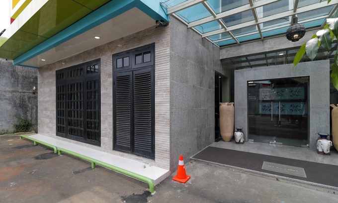 Cawang Hotel | RedDoorz Plus Near Halim Perdanakusuma 2