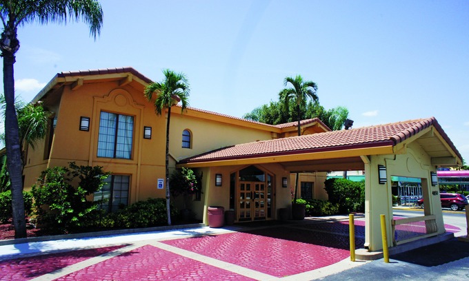 Fort Myers Hotel | La Quinta Inn by Wyndham Fort Myers Central
