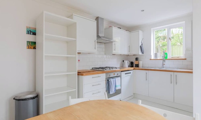 Nine Elms Apartment | Inviting 4BD Home with Roof Terrace, Nine Elms