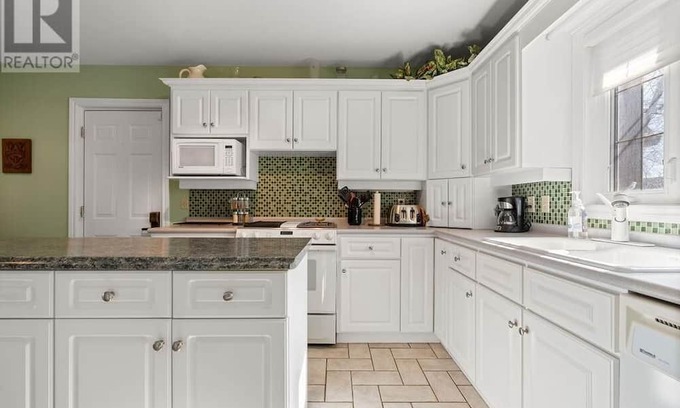 Boblo Island House | RIVERSIDE RESORT! A COZY WATERFRONT PARADISE