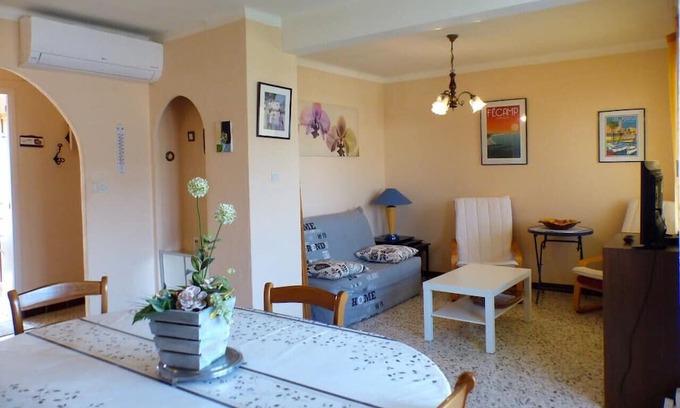 Six-Fours-les-Plages Apartment | Spacious family nest, a stone's throw from the sea