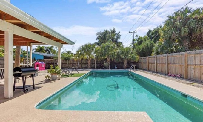 Stuart House | Downtown Beach Cottage + Pool