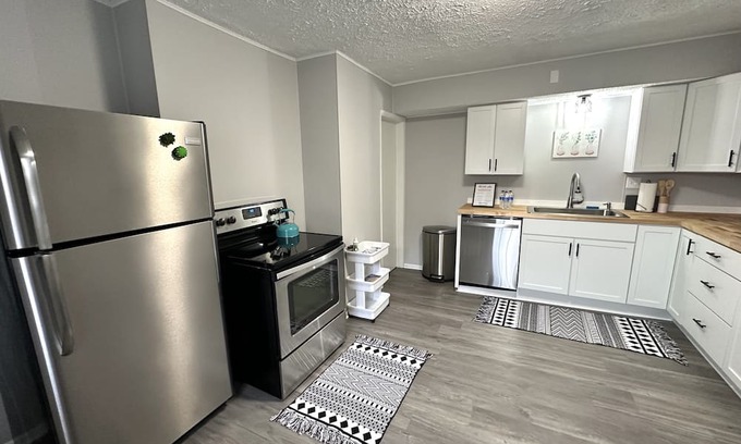 South Hills Apartment | Chic & Stylish Retreat w/ Private Hot Tub✨ 15 mins from Airport & Downtown!