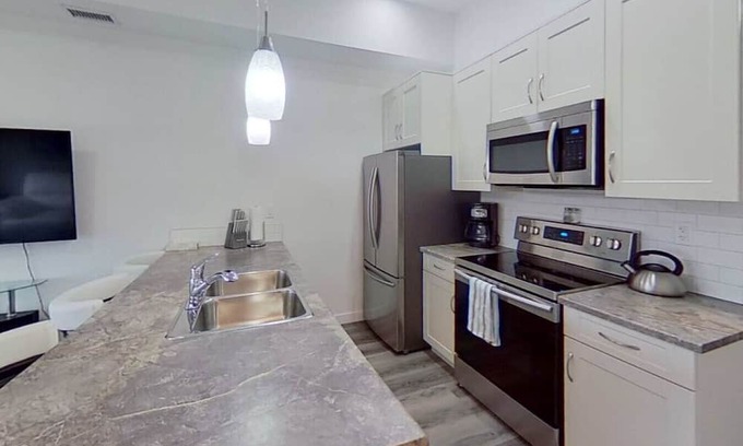 Hinton Apartment | King Suite at Creekstone