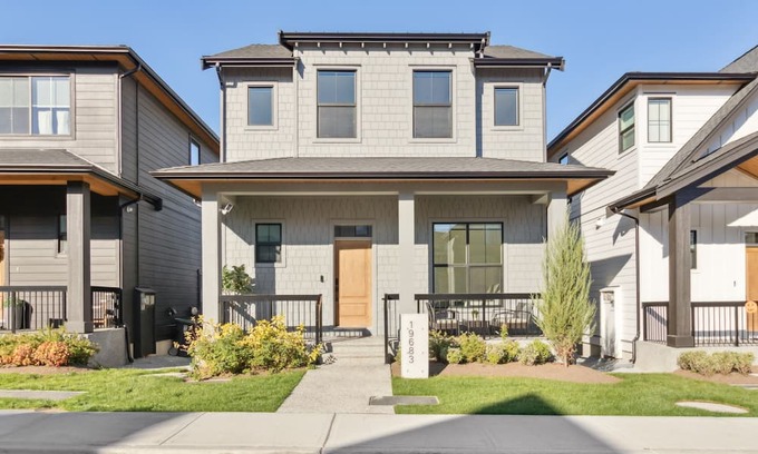 Willoughby House | Luxurious, Modern & Stylish 2 Bedroom Suite, Near Vancouver, Pet Friendly