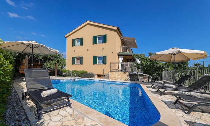 Veli Brgud House | Lovely home in Jurdani with sauna
