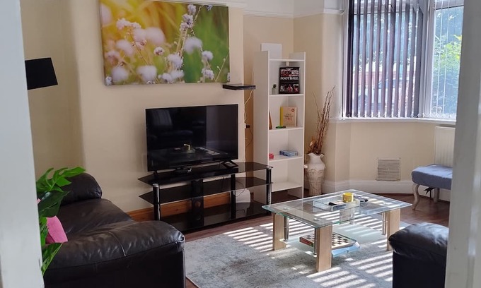 Old Trafford House | The Mancunian Pride Near United Stadium-4 BR Family house