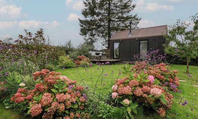 Zeals Cottage | THE BOTHY, pet friendly, with open fire in Mere