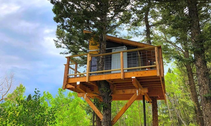 San Luis Cabin | Off-Grid yet Modern Tree House in the Sangre de Cristo Mountains, Colorado