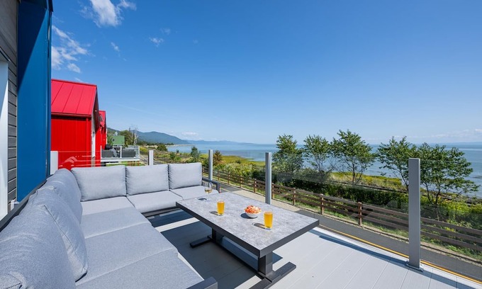 Petite-Riviere-Saint-Francois Ski Chalet | Mer et Mont 1223: Spa & River Views Near Le Massif