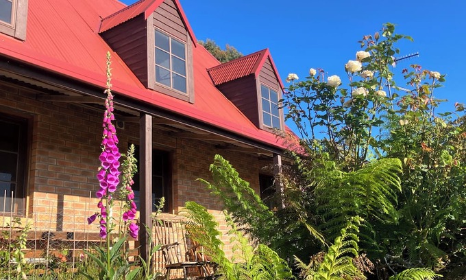 Zeehan Cabin | SeaHen Lodge - rustic farmhouse charm with amazing mountain views