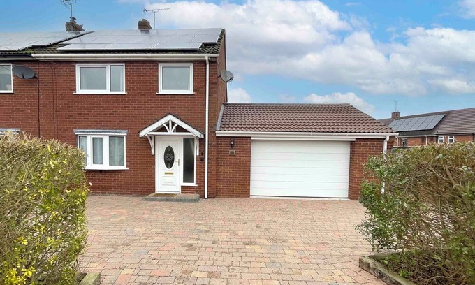 Uttoxeter Cottage | HUMBLE HOME, family friendly, with a garden in Uttoxeter