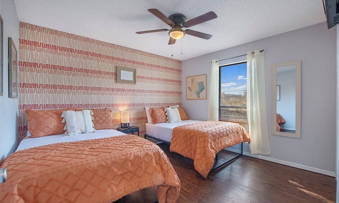 Arlington House | Walk to the Stadiums | 4 Beds | Garage Parking